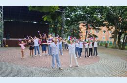 23.08.2023 Флэшмоб и праздничный концерт состоялись в Лозовом в День флага России | Администрация муниципального округа город Партизанск Приморского края Официальный сайт