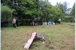 24.08.2023 На монументе скосили траву, обрезали кустарники  | Администрация муниципального округа город Партизанск Приморского края Официальный сайт