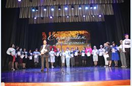 05.10.2023 Цветы, награды и музыкальные  подарки – в День учителя! | Администрация муниципального округа город Партизанск Приморского края Официальный сайт