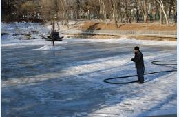 25.12.2023 В городском парке продолжается  подготовка озера под городской каток.  | Администрация муниципального округа город Партизанск Приморского края Официальный сайт
